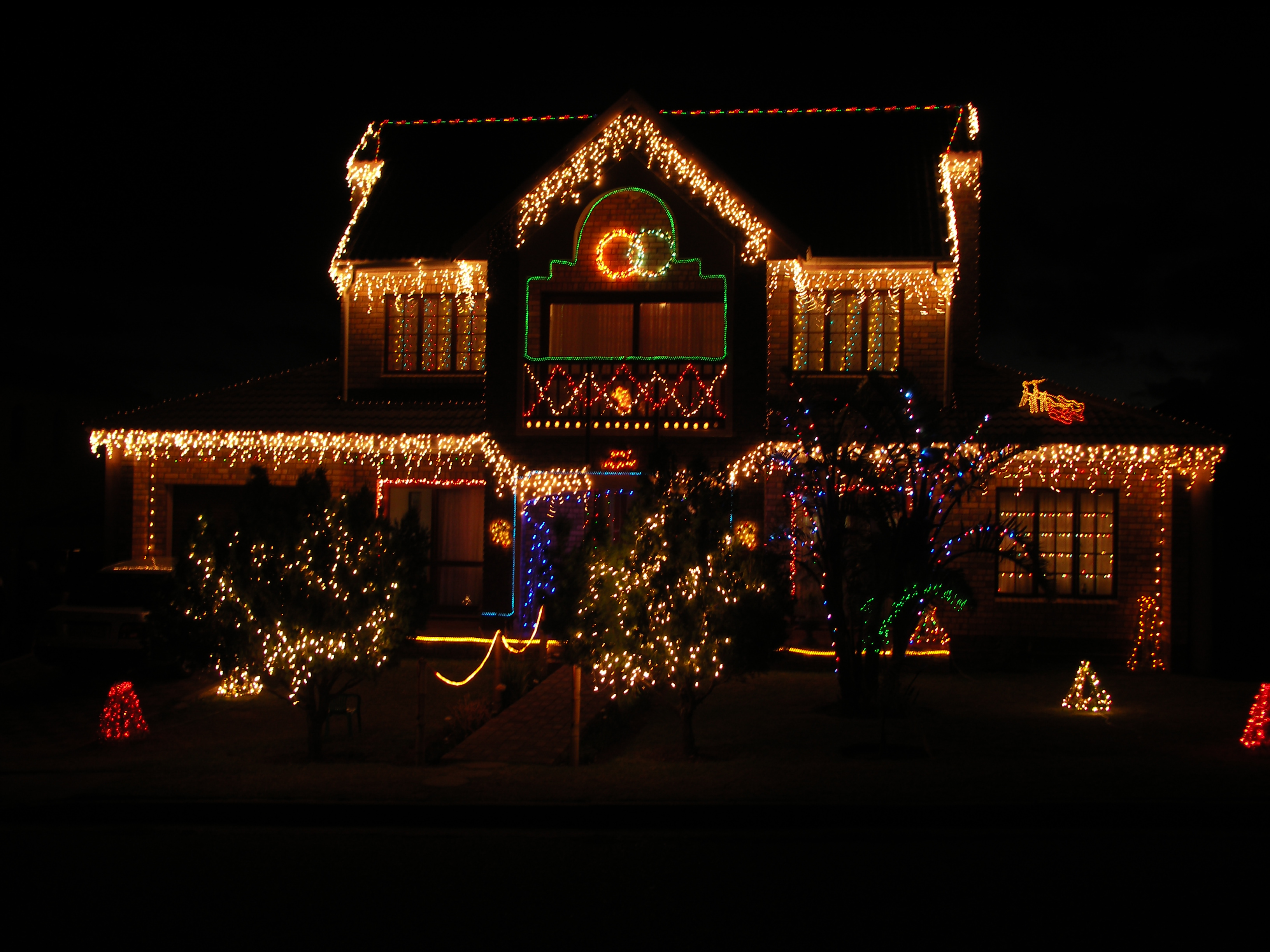 Let the Jiffy pros install your Christmas lights this year.