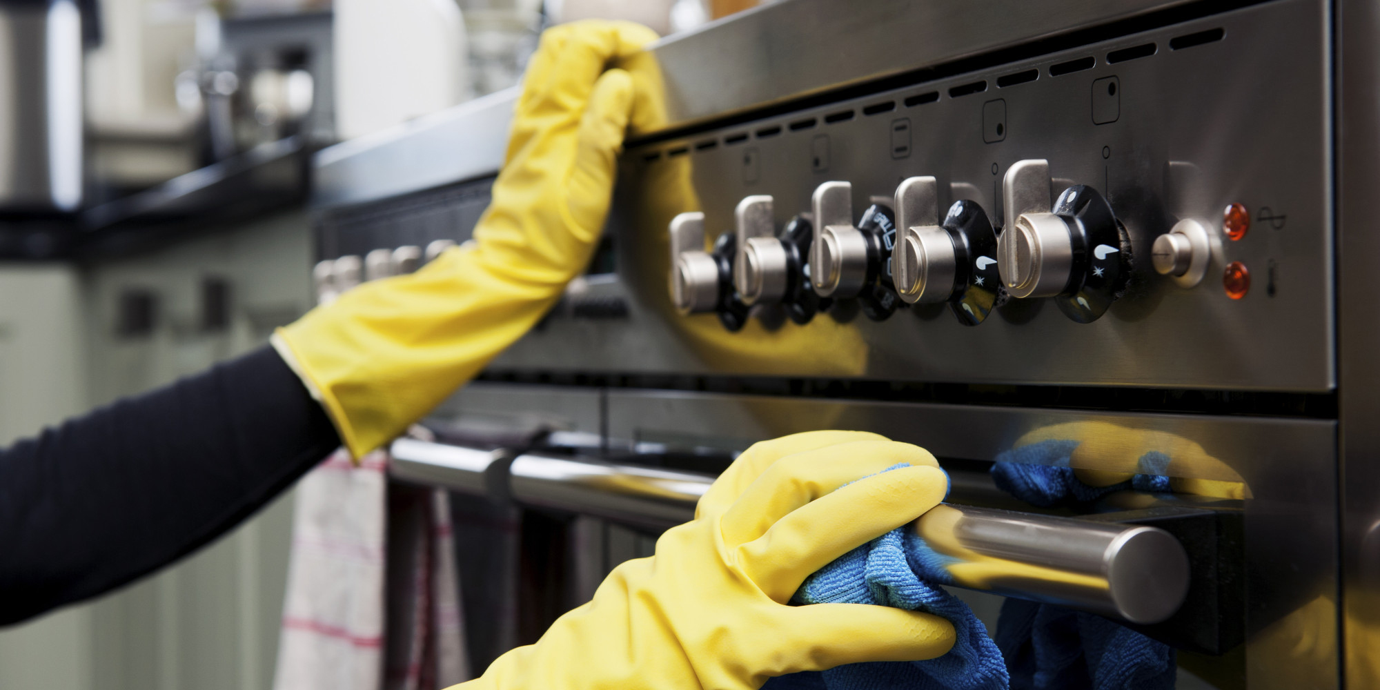 Manually or automatically clean your stove and prepare your kitchen for the holiday season